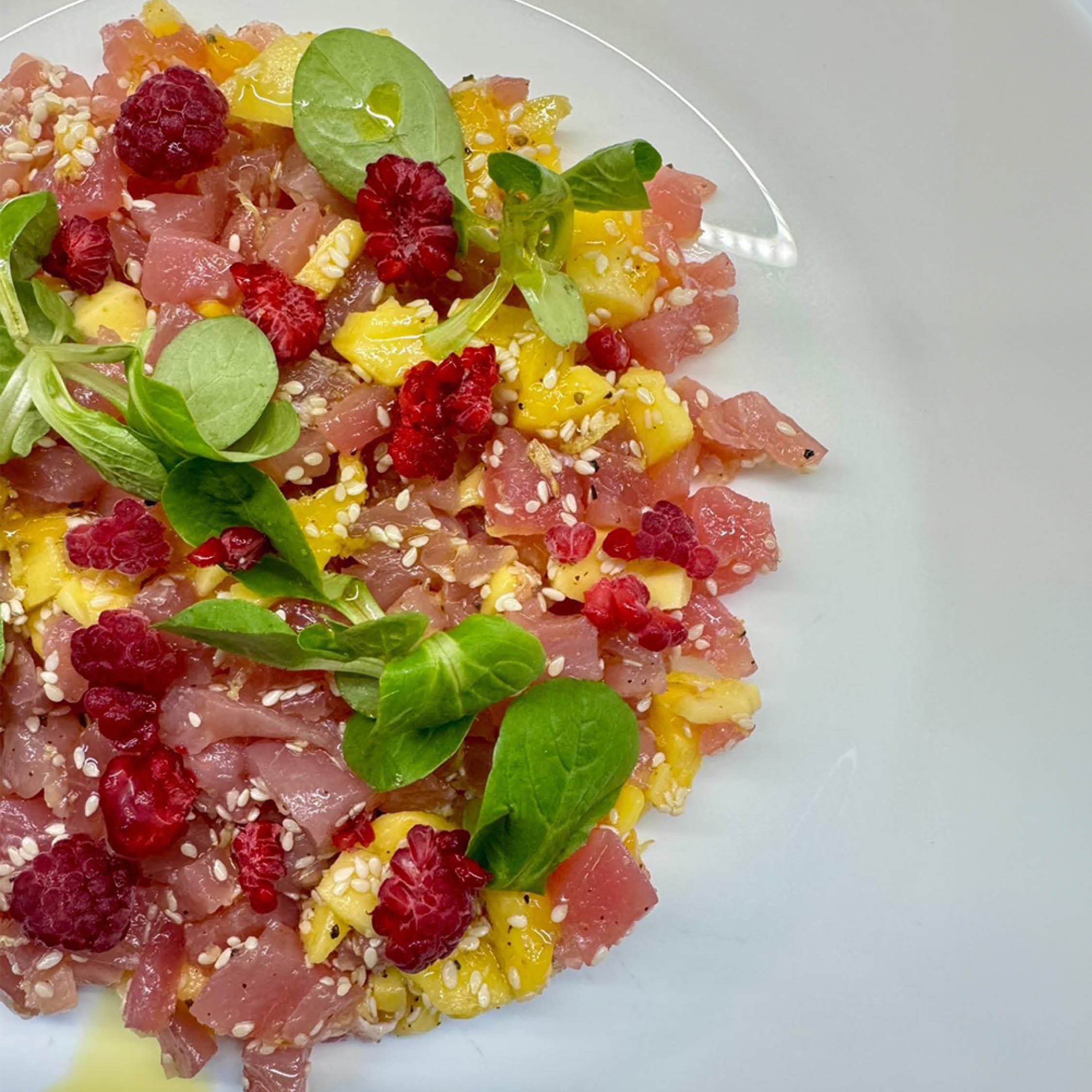 La tartare di tonno rosso, mango, lamponi, sesamo bianco e germogli*